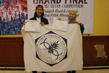 Vita Ika dan Alby Arjani (TPP’15) Juara Harapan 1 1st Essay Competition Pondok Riset dan Literasi 2019 